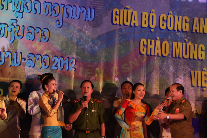 Đồng chí Thiếu tướng GS.TS Nguyễn Xuân Yêm cùng đồng chí đại diện Bộ An ninh Lào giao lưu văn nghệ cùng các sinh viên